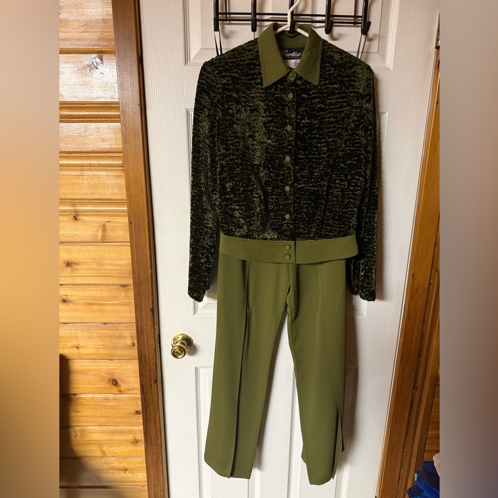 Luxurious Olive Green crushed green split leg pant suit Nwot  RARE